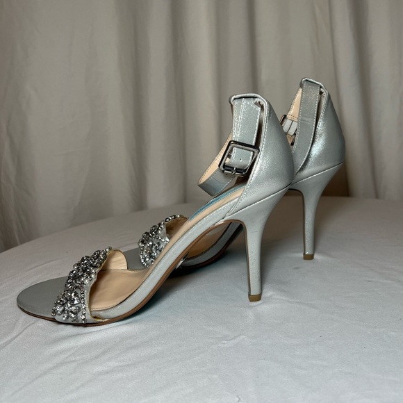 Betsey Johnson SB Gina Bridal Heels - Silver with Blue Bottoms - Size 8.5 - EUC - Picture 5 of 12